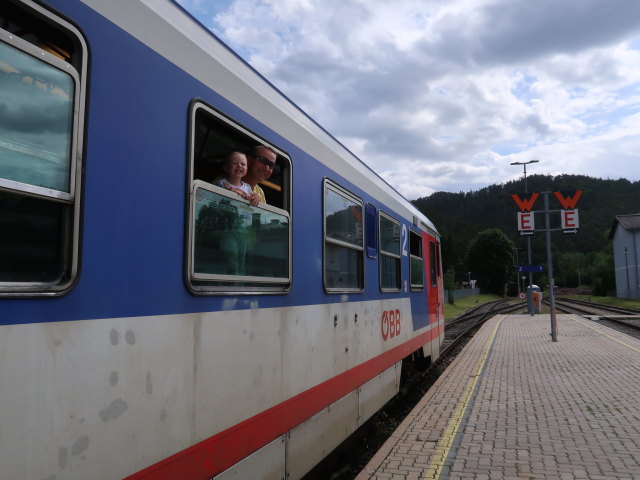Nils und ich im REX 6541 im Bahnhof Gutenstein, 468 m
