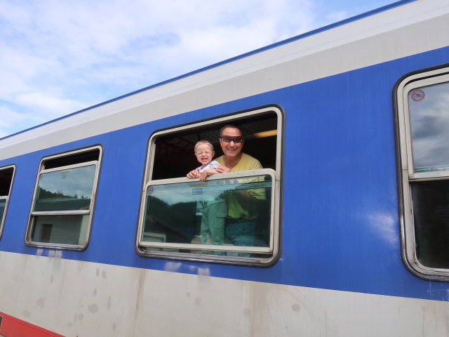 Nils und ich im REX 6541 im Bahnhof Gutenstein, 468 m