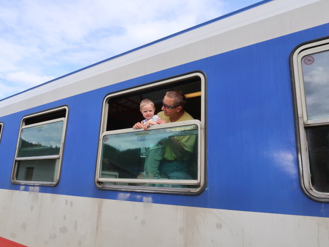 Nils und ich im REX 6541 im Bahnhof Gutenstein, 468 m