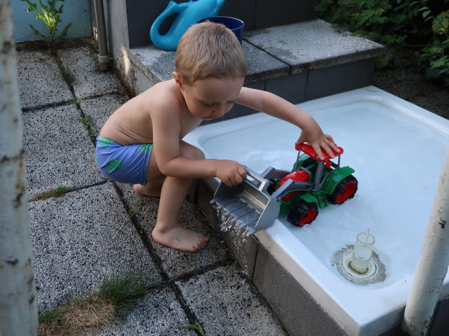 Nils im Garten meiner Eltern