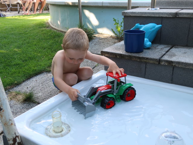 Nils im Garten meiner Eltern