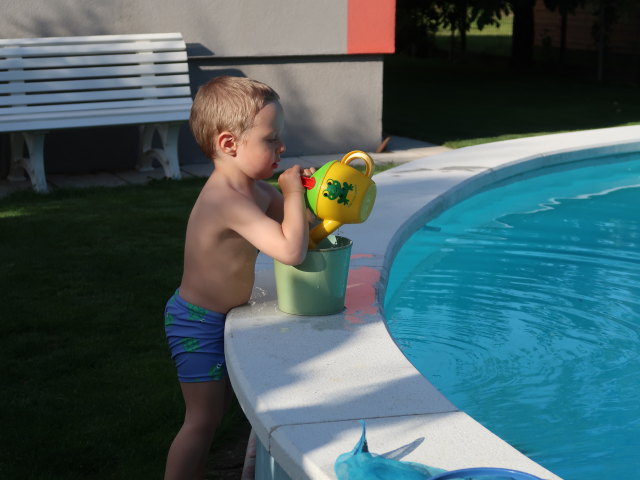 Nils im Garten meiner Eltern