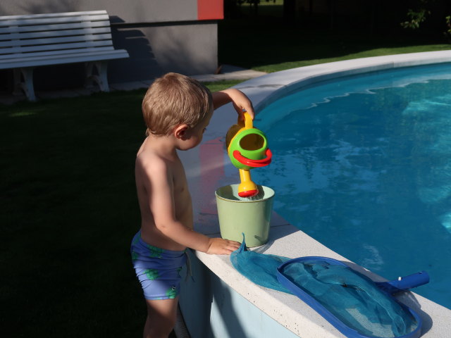 Nils im Garten meiner Eltern