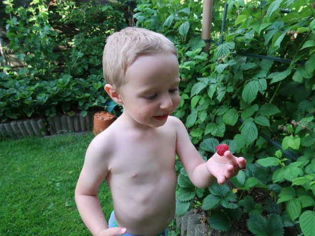 Nils im Garten meiner Eltern
