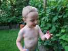 Nils im Garten meiner Eltern