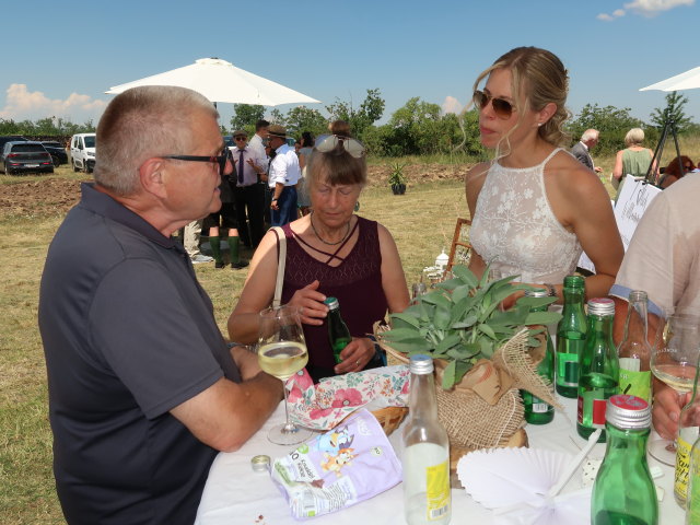 Franz, Eveline und Tanja in der &Ouml;hlbergkellergasse in Pillersdorf