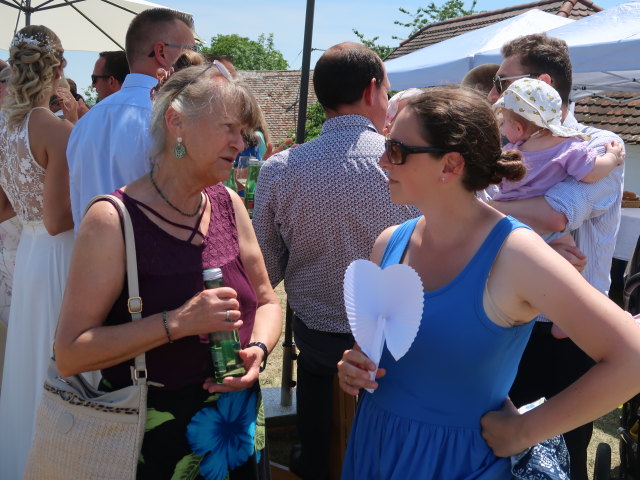 Eveline und Sabine in der &Ouml;hlbergkellergasse in Pillersdorf