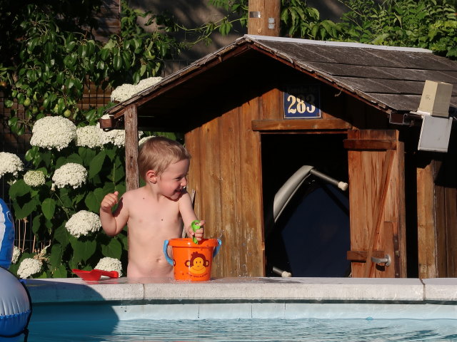 Nils im Garten meiner Eltern