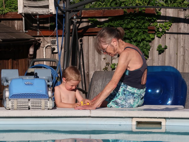Nils und Mama im Garten meiner Eltern