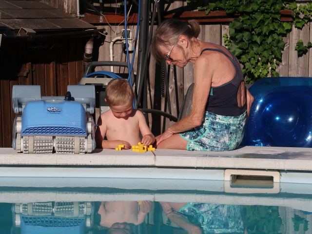 Nils und Mama im Garten meiner Eltern