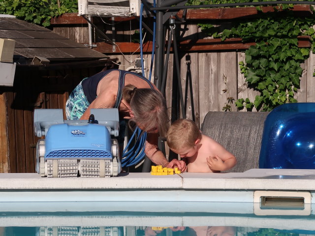 Mama und Nils im Garten meiner Eltern