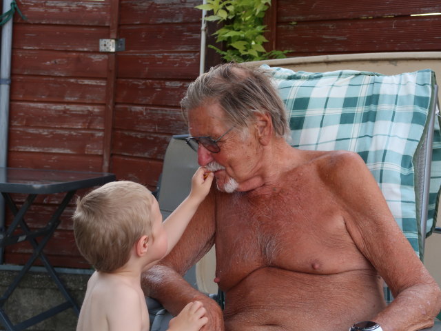 Nils und Papa im Garten meiner Eltern