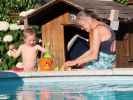Nils und Mama im Garten meiner Eltern