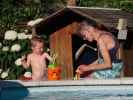 Nils und Mama im Garten meiner Eltern