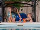 Mama und Nils im Garten meiner Eltern