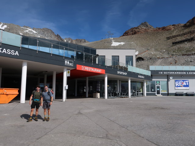 Alexander und Christoph in der Haltestelle S&ouml;lden Tiefenbachgletscher, 2.795 m (26. Juni)