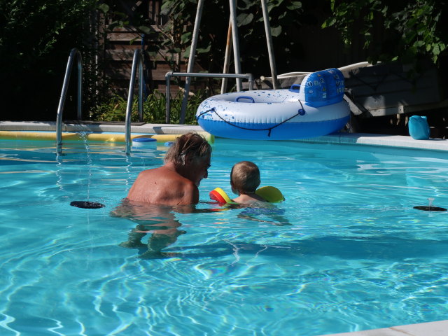 Papa und Nils im Garten meiner Eltern