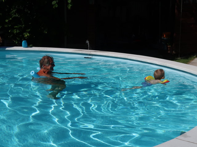 Papa und Nils im Garten meiner Eltern