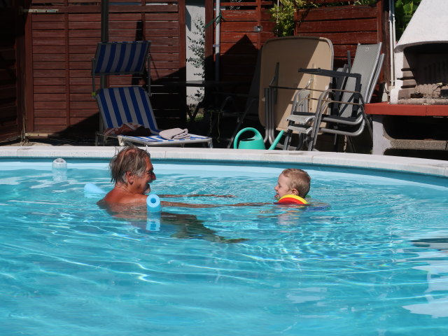 Papa und Nils im Garten meiner Eltern