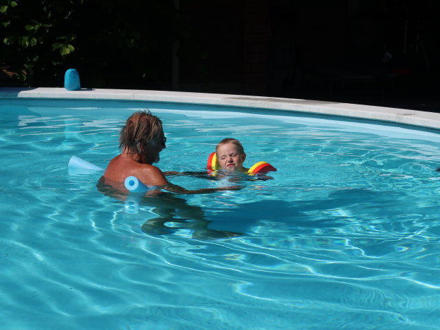Papa und Nils im Garten meiner Eltern