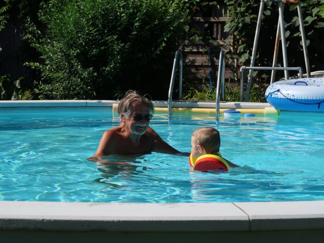 Papa und Nils im Garten meiner Eltern