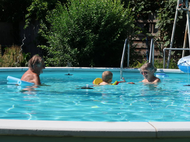 Papa, Nils und Mama im Garten meiner Eltern