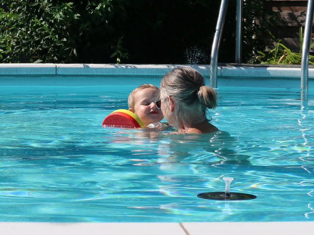 Nils und Mama im Garten meiner Eltern