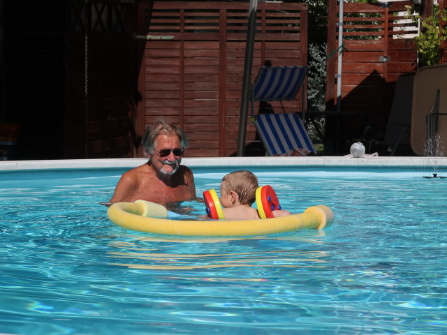 Papa und Nils im Garten meiner Eltern
