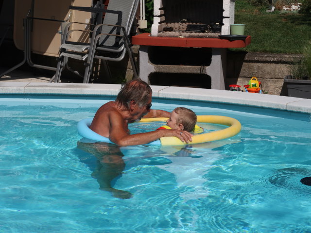 Papa und Nils im Garten meiner Eltern