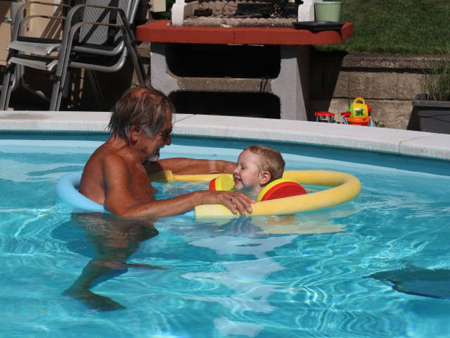 Papa und Nils im Garten meiner Eltern