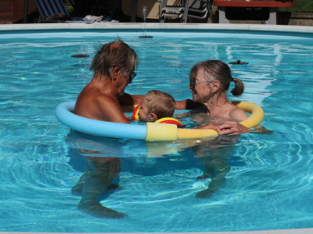 Papa, Nils und Mama im Garten meiner Eltern