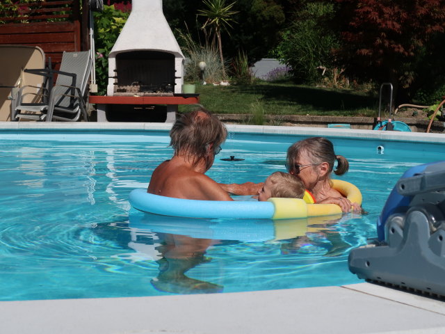 Papa, Nils und Mama im Garten meiner Eltern