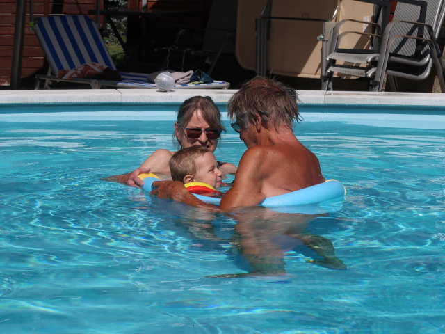 Mama, Nils und Papa im Garten meiner Eltern