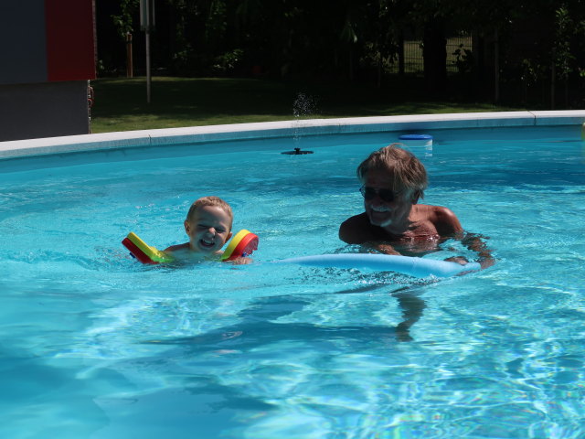 Nils und Papa im Garten meiner Eltern