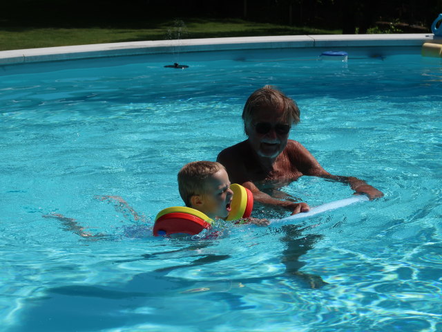 Nils und Papa im Garten meiner Eltern