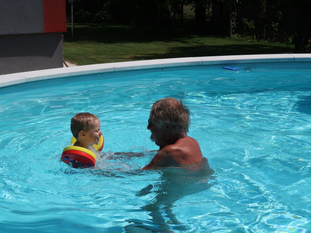 Nils und Papa im Garten meiner Eltern