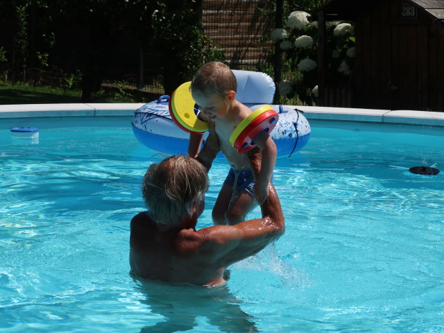 Papa und Nils im Garten meiner Eltern