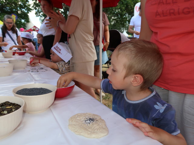 Nils und Sabine in der Kinderbackstube