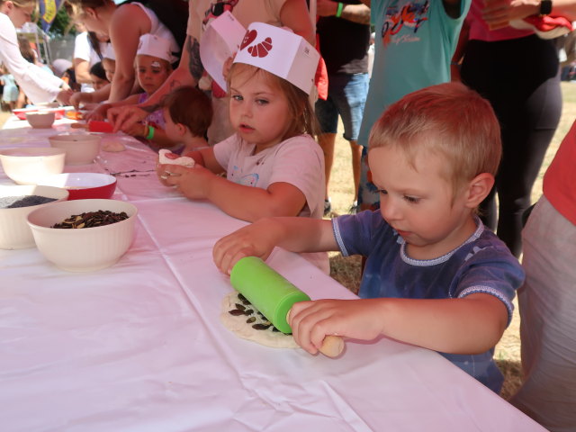 Nils in der Kinderbackstube