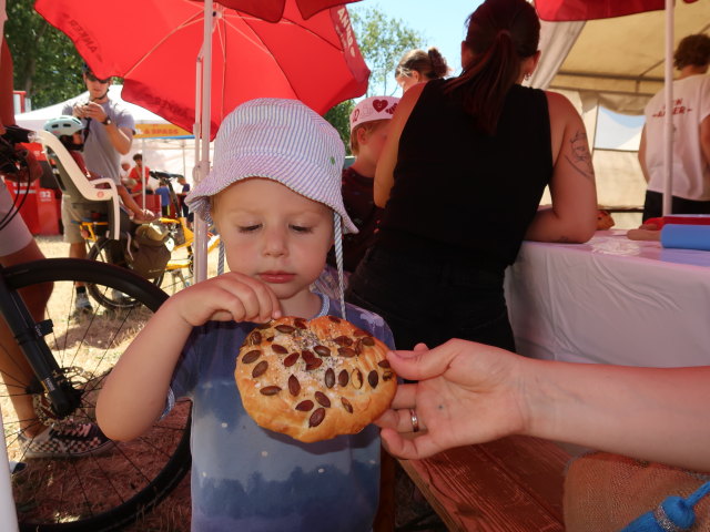 Nils in der Kinderbackstube