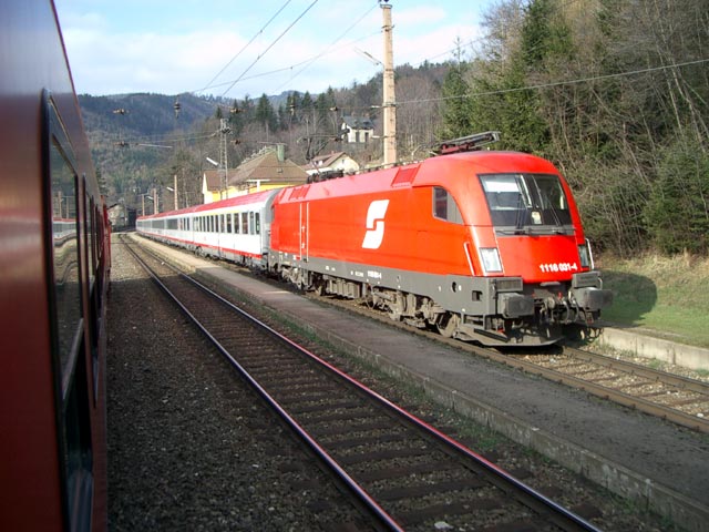 1116 031-4 mit OEC 732 bei der Durchfahrt durch den Bahnhof Breitenstein