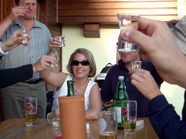 Hüttenwirt Karl, Doris und Daniel vor dem Schutzhaus Teichhütte (21. Juni)