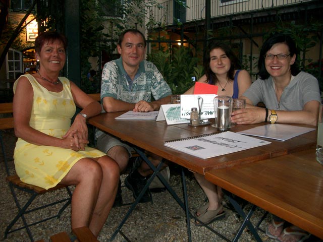 Therese, Josef, Sylvia und Gudrun in der Schlo&szlig;gasse 21