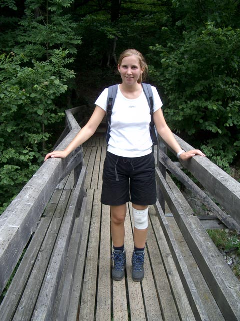 Katrin auf einer Brücke über die Schwarza