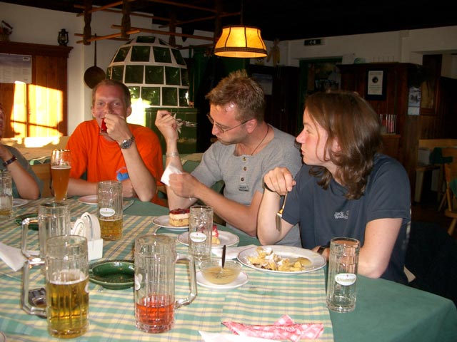 Daniel, Michael und Irene in der Austria-Hütte, 1.630 m (18. Juli)
