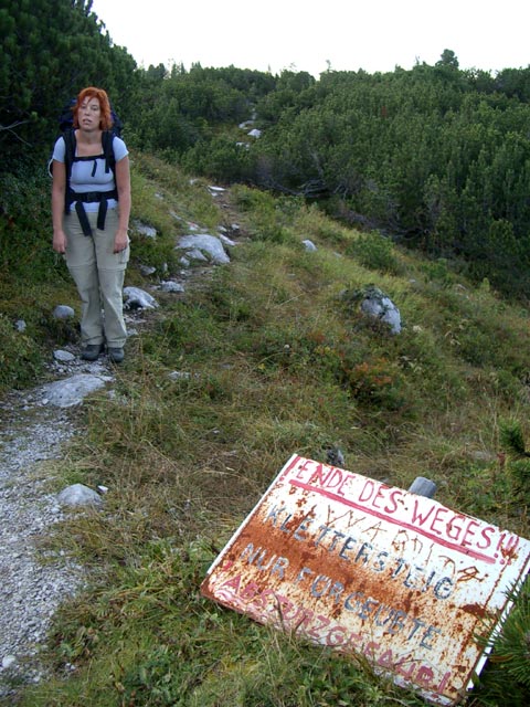 Claudia am Weg zur Gjaidalm