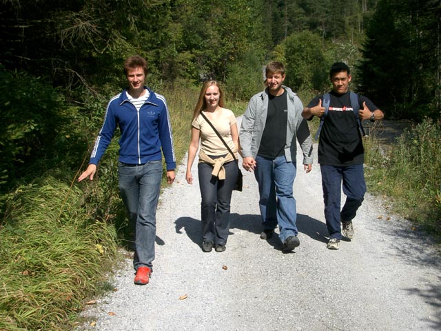 Andre, Regina, Markus und Christian am Weg zur Falkenschlucht