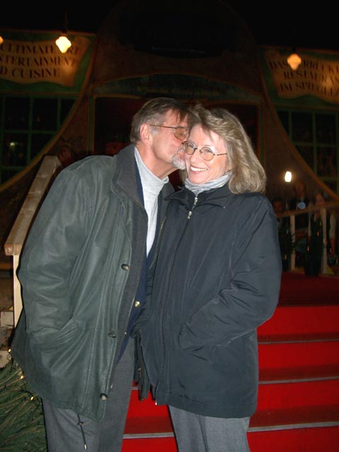 Papa und Mama vor dem Palazzo (23. Nov.)