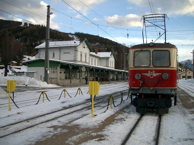 1099.02 'Gösing' mit E 6842 im Bahnhof Mariazell (1. Feb.)