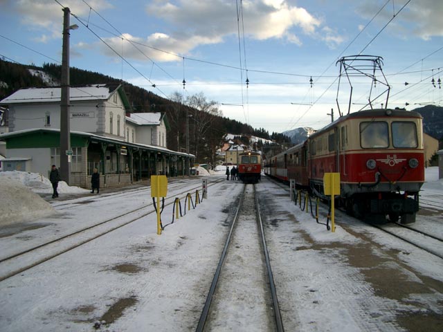 1099.001-8 'Sankt Pölten' und 1099.02 'Gösing' im Bahnhof Mariazell (1. Feb.)